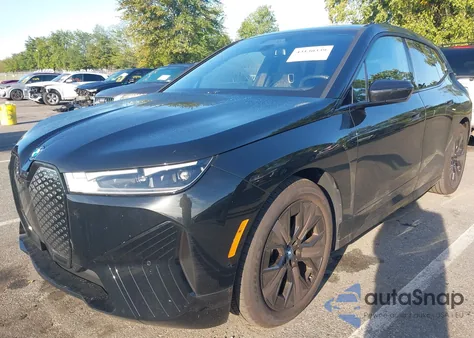 2025 BMW Ix xDrive50 z USA, uszkodzony, nr VIN WB523CF07SCU29481